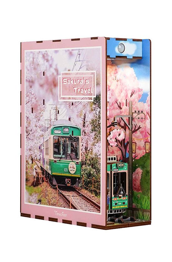 MAQUETA BOOK NOOK CON LUZ LOS VIAJES DE SAKURA